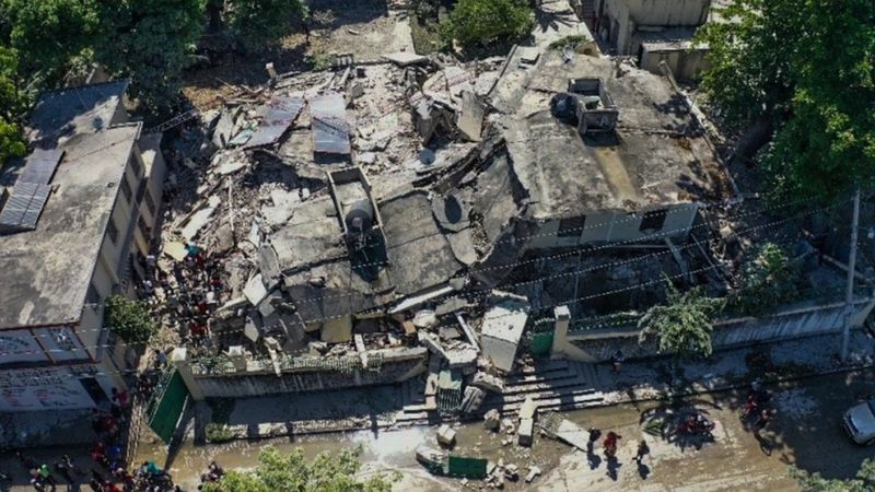 Edificios en Les Cayes fueron destruidos por el terremoto de magnitud 7,2. Foto: EPA.