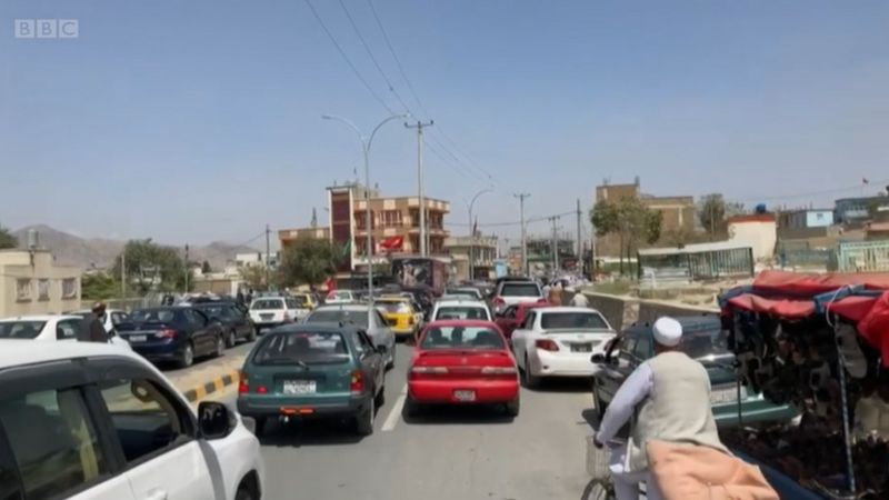 Civiles afganos abandonan Kabul ante el avance de los talibanes. Foto: Captura de Pantalla.