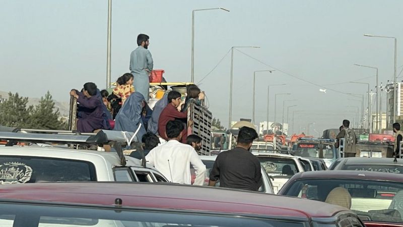 Miles de afganos huyen de Kabul. Foto: Getty.