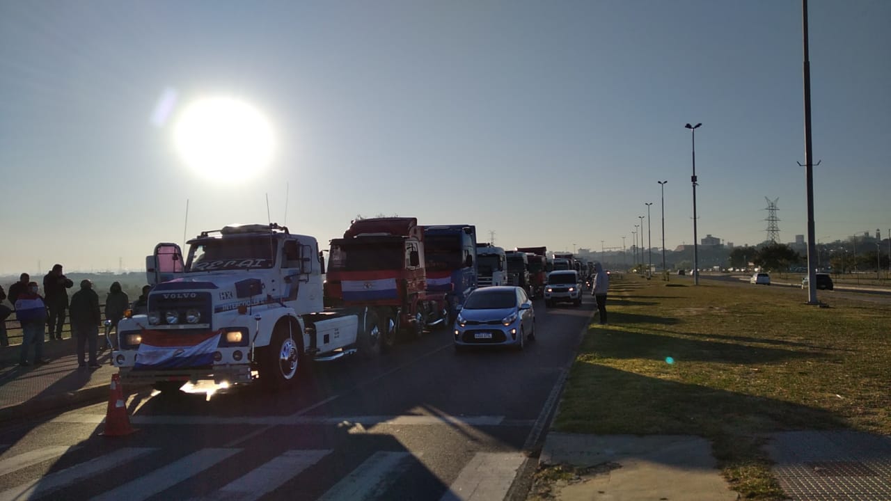 Camioneros en la Costanera de Asunción. (Foto 1020 AM)