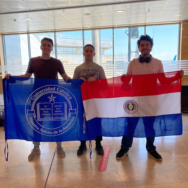 Paolo Stagni, Ignacio Rotela y Gonza Martínez, los tres estudiantes de la UCA que viajarán a Inglaterra.