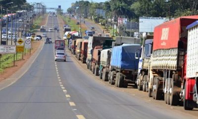 Camioneros en huelga sobre las rutas del país. Foto de archivo