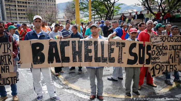 Trabajadores de la industria petrolera piden intervención por sus derechos humanos a la comisionada Michelle Bachlet. Aquí en Caracas el 18 de junio de 2019. Picture Aliance.