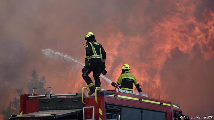 Bomberos intentan apagar incendios en Macedonia del Norte este 9 de agosto. Foto: DW.