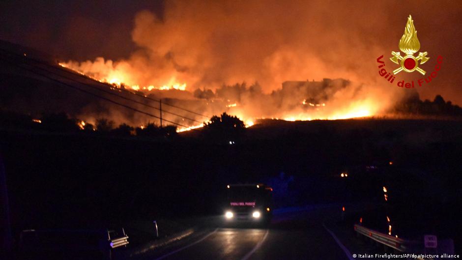 Incendio en las afueras de Palermo, capital de Sicilia. Foto: Picture Aliance.