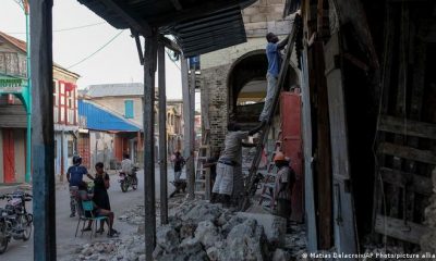 Unos hombres trabajan en un edificio dañado en Jeremie, Haití, cuatro días después de que la ciudad fuera golpeada por un terremoto de 7,2 grados. Foto: Picture Aliance.