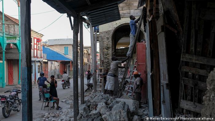 Unos hombres trabajan en un edificio dañado en Jeremie, Haití, cuatro días después de que la ciudad fuera golpeada por un terremoto de 7,2 grados. Foto: Picture Aliance.