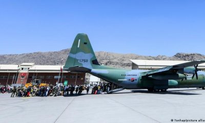 Afganos en el aeropuerto de Kabul. Foto: Picture Aliance.