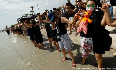 Las imágenes de miles de peces muertos en la laguna que un día fue un paraíso turístico conmocionaron a los habitantes de la zona y los animaron a protestar. Foto: Europa Press.