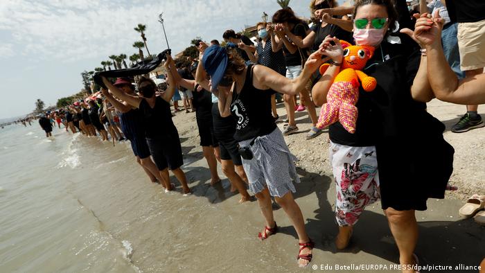 Las imágenes de miles de peces muertos en la laguna que un día fue un paraíso turístico conmocionaron a los habitantes de la zona y los animaron a protestar. Foto: Europa Press.