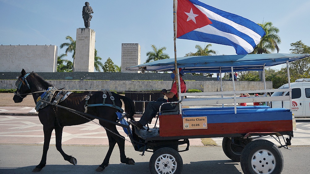 Para evitar contagios La Habana tiene suspendida la circulación de personas y vehículos desde las 21.00 hasta las 5 de la mañana. Fuente: Télam.