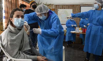 Uruguay ya vacunó con al menos una dosis a 2,57 millones de personas (72,50% de la población) y a 2,23 millones (63,04%) con dos dosis. Foto: Télam.