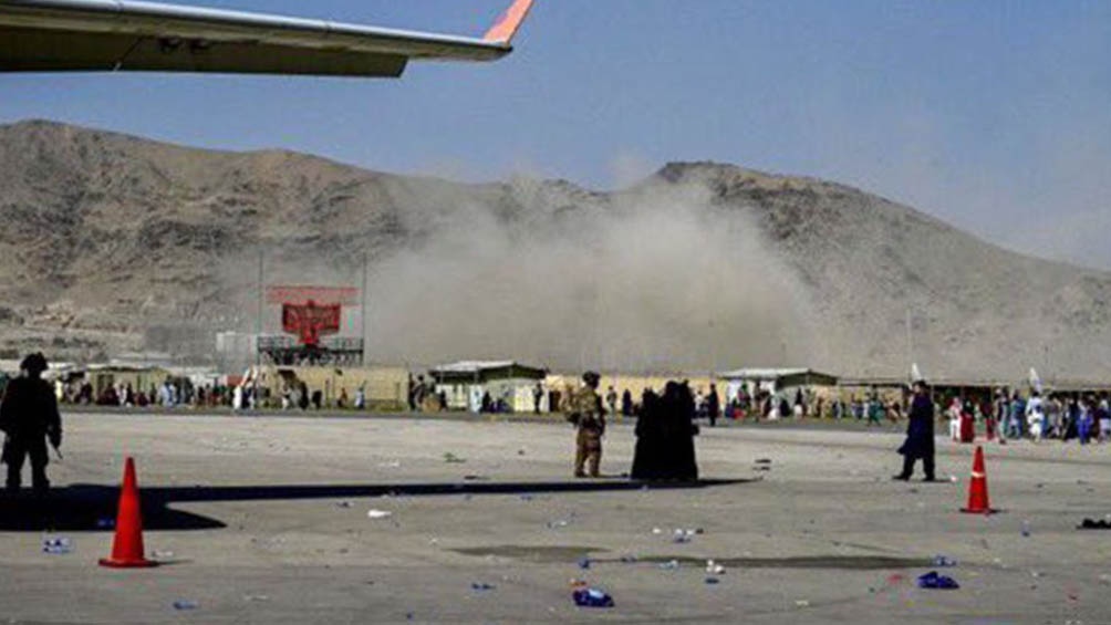 Estados Unidos instó a sus ciudadanos a abandonar "inmediatamente" las puertas del aeropuerto de Kabul. Foto: Agencias.