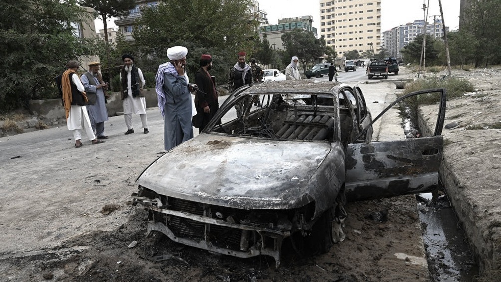 Auto destruido por cohetes dirigidos contra el aeropuerto de Kabul. Foto: Agencias.