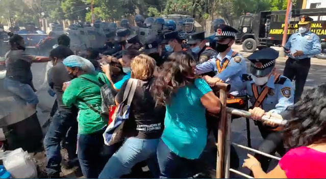 Incidentes frente a Mburuvicha Róga. (Captura vídeo)