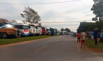 Grupo de camioneros brasileños que están varados a causa de las protesta en Paraguay. Foto: Ahora CDE.