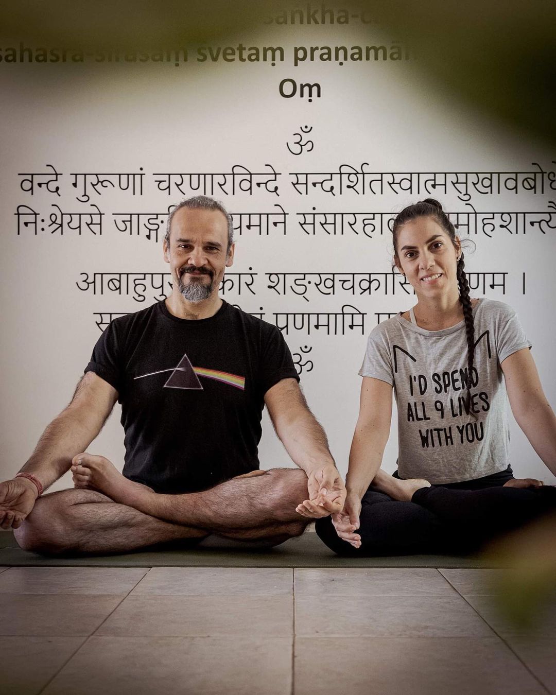 Felipe Vallejos y Nathalie Aguilera, de Hari Gopal Yoga. Foto: Gentileza. 