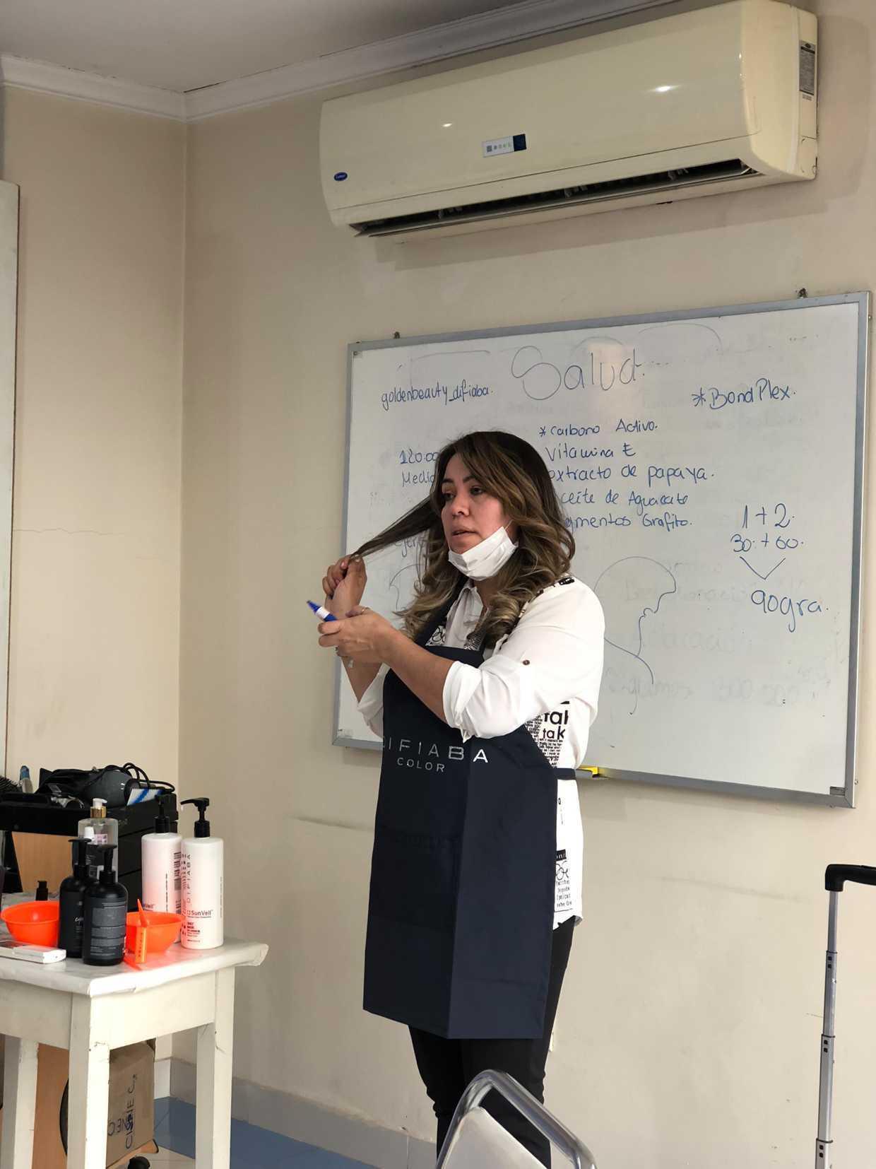 La emprendedora Mirian Brítez vence la recesión generada por la pandemia dentro de su taller de belleza. Foto: Gentileza.