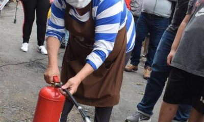 Momento en que la trabajadora aprende a utilizar un extintor. (Gentileza)