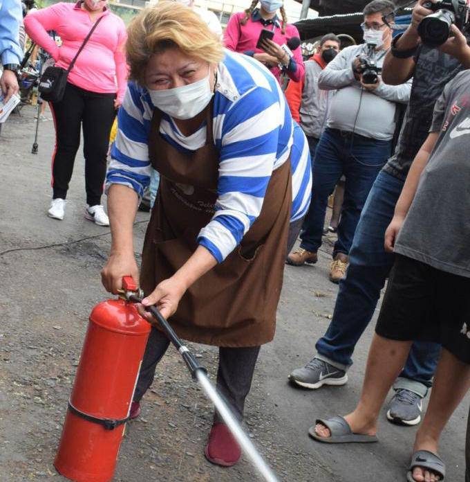 Momento en que la trabajadora aprende a utilizar un extintor. (Gentileza)