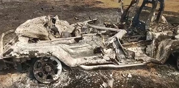 El vehículo que tuvo el percance quedó totalmente calcinado. Foto: Captura.