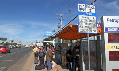 Pasajeros aguardando el transporte público. Foto: Gentileza.