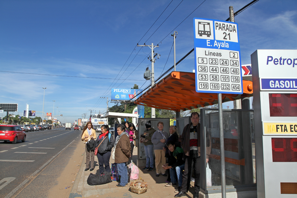 Pasajeros aguardando el transporte público. Foto: Gentileza.