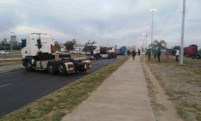 Camioneros cerrando el tráfico en la Costanera. Foto: La Unión