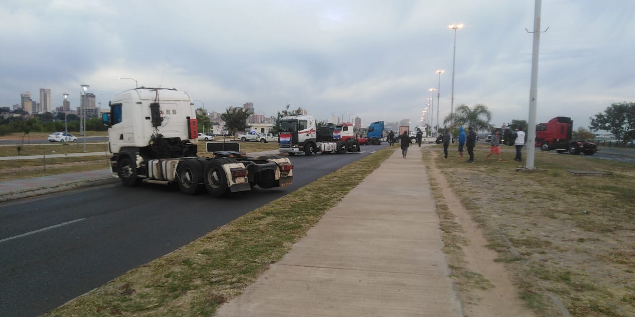 Camioneros cerrando el tráfico en la Costanera. Foto: La Unión