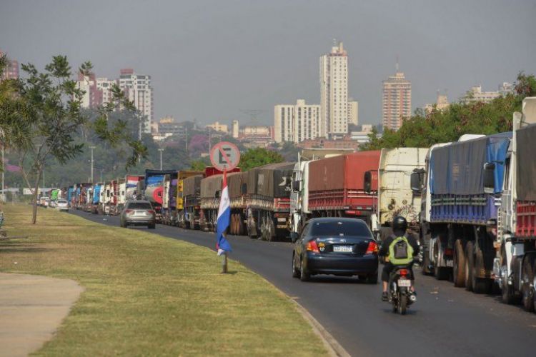Camioneros exigen la reducción del combustible. Foto: Gentileza.