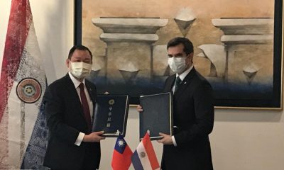 El embajador de la República de China (Taiwán), José Chih-Cheng Han y el presidente del BCP, José Cantero, durante la firma del acuerdo de cooperación. Foto: BCP