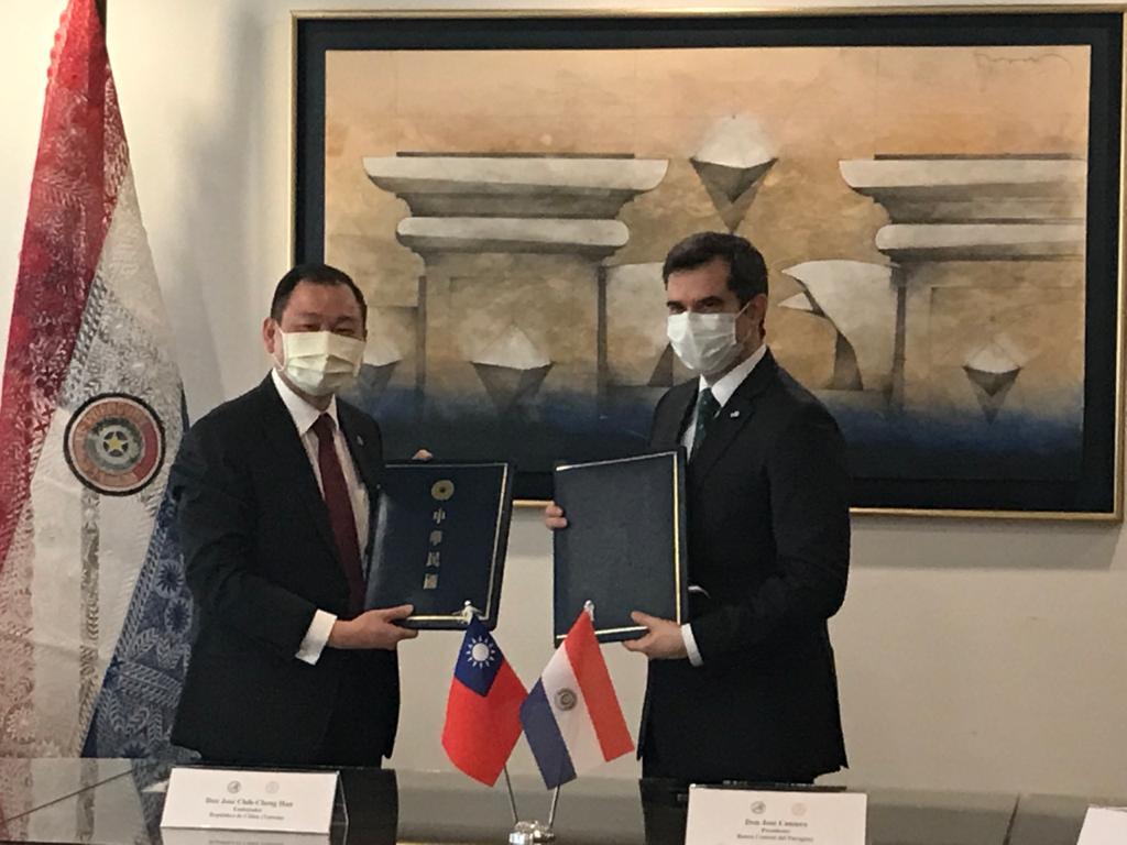 El embajador de la República de China (Taiwán), José Chih-Cheng Han y el presidente del BCP, José Cantero, durante la firma del acuerdo de cooperación. Foto: BCP