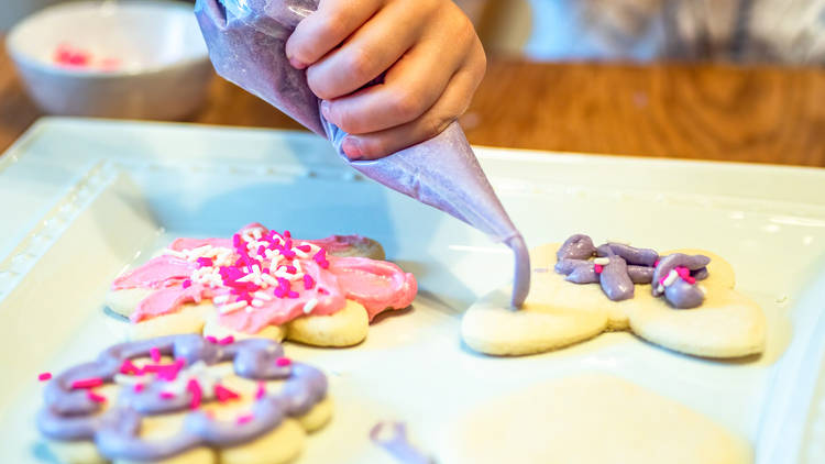 Decorar galletitas es una actividad que puede involucrar a toda la familia.
