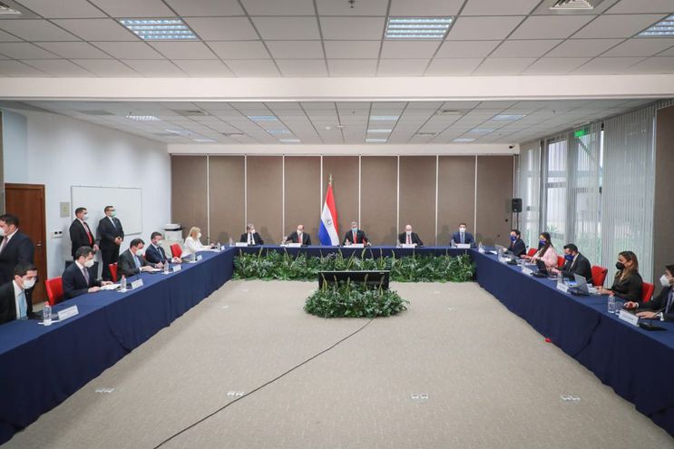 El equipo de Gafilat, reunido con representantes de los tres poderes del Estado en su visita el año pasado. Foto: Archivo
