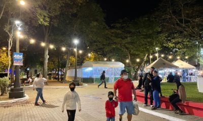 Una de las plazas totalmente iluminada. (Foto Municipalidad de Asunción).