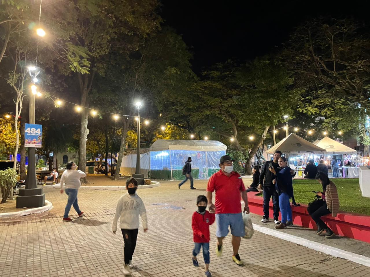 Una de las plazas totalmente iluminada. (Foto Municipalidad de Asunción).