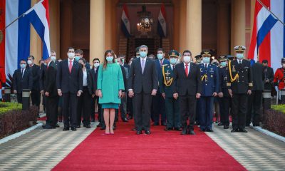 Mario Abdo y la primera dama, en el momento del acto. (Foto Presidencia).