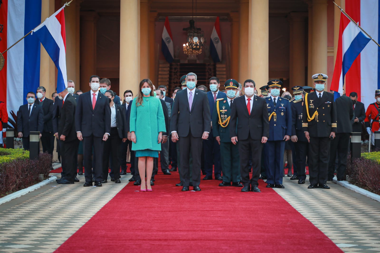 Mario Abdo y la primera dama, en el momento del acto. (Foto Presidencia).