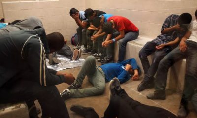 Vista de inmigrantes que han cruzado ilegalmente la frontera, detenidos para ser procesados dentro de una estación de la Patrulla Fronteriza de McAllen, Texas. EFE/Rick Loomis / Archivo