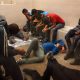 Vista de inmigrantes que han cruzado ilegalmente la frontera, detenidos para ser procesados dentro de una estación de la Patrulla Fronteriza de McAllen, Texas. EFE/Rick Loomis / Archivo