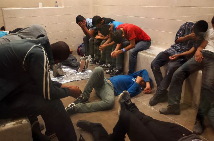 Vista de inmigrantes que han cruzado ilegalmente la frontera, detenidos para ser procesados dentro de una estación de la Patrulla Fronteriza de McAllen, Texas. EFE/Rick Loomis / Archivo