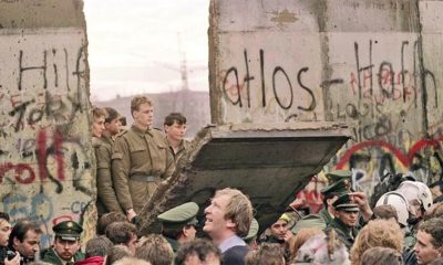 El momento histórico de la caída del Muro, que se produjo el 9 de noviembre de 1989. Foto: Télam.