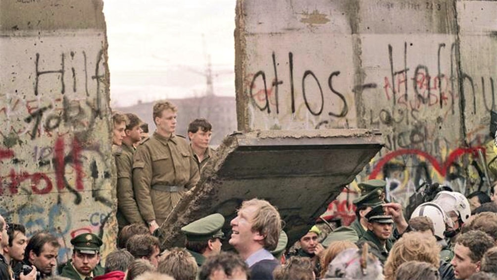 El momento histórico de la caída del Muro, que se produjo el 9 de noviembre de 1989. Foto: Télam.