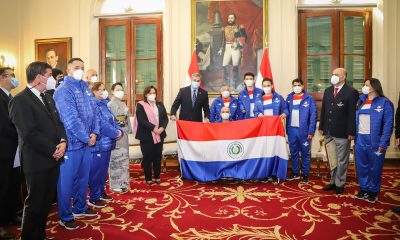 Delegación paraguaya con el presidente de la República, Mario Abdo. (Foto Mario Abdo).