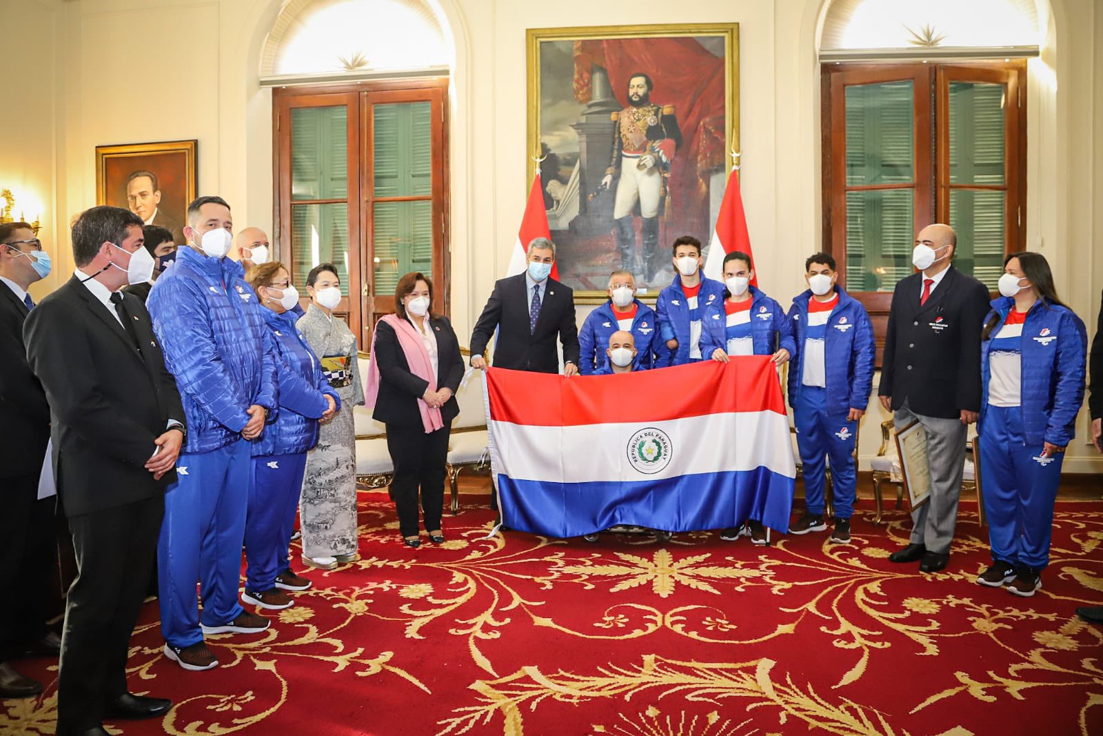 Delegación paraguaya con el presidente de la República, Mario Abdo. (Foto Mario Abdo).