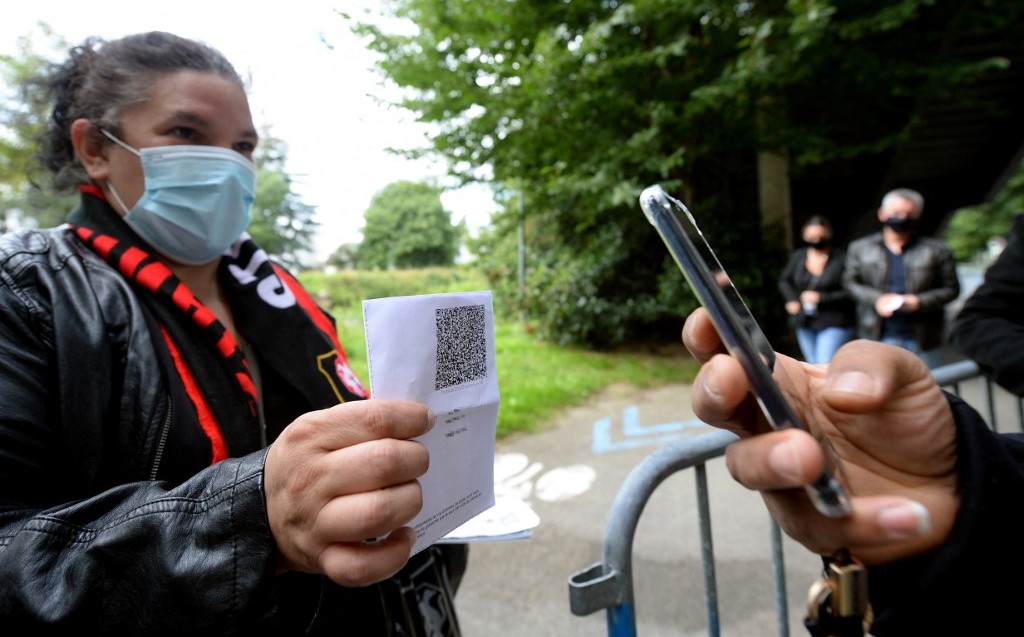 Quienes trabajen con público deberán demostrar haber sido vacunados, haber superado el COVID-19 o haber dado negativo a un test. Si no cumplen, podrían ser despedidos. Foto: milenio.com