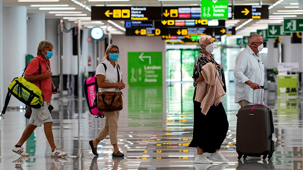 La medida supone volver a imponer restricciones a los viajes no esenciales desde esos países. Foto: Télam