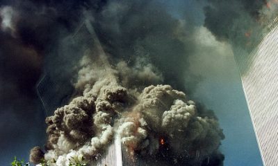 Momento en que una de las torres comienza a caer. Foto: Getty.