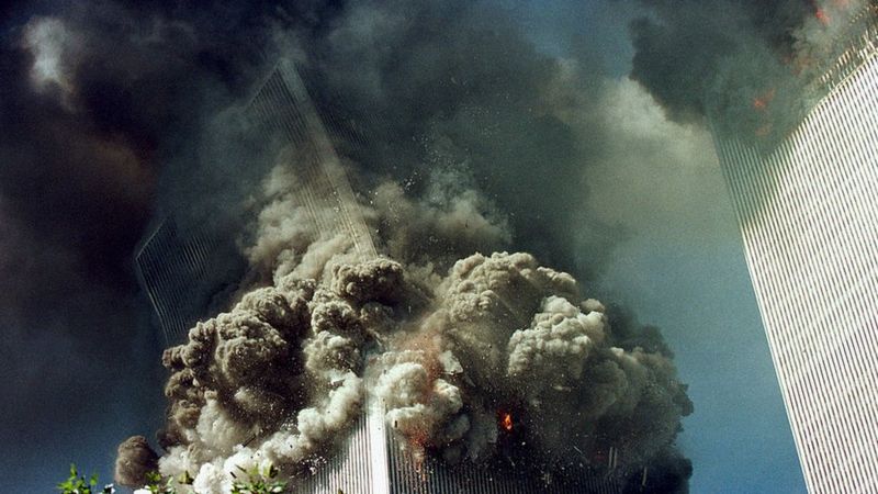 Momento en que una de las torres comienza a caer. Foto: Getty.