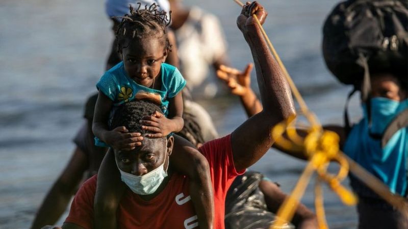 Daniel Foote, que había asumido hace dos meses, explicó además que Haití es incapaz de soportar el flujo forzado de “miles de migrantes que regresan y que carecen de comida, refugio y dinero”. Foto: Getty.